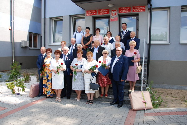 Uroczystość 50-lecia Pożycia Małżeńskiego / Zdjęcie grupowe przed budynkiem Urzędu Gminy